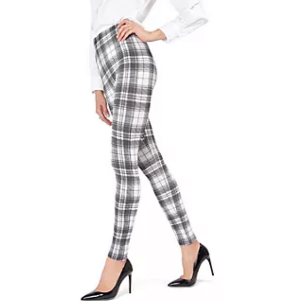 MeMoi Seamless Plaid Legging in Winter White and Navy.